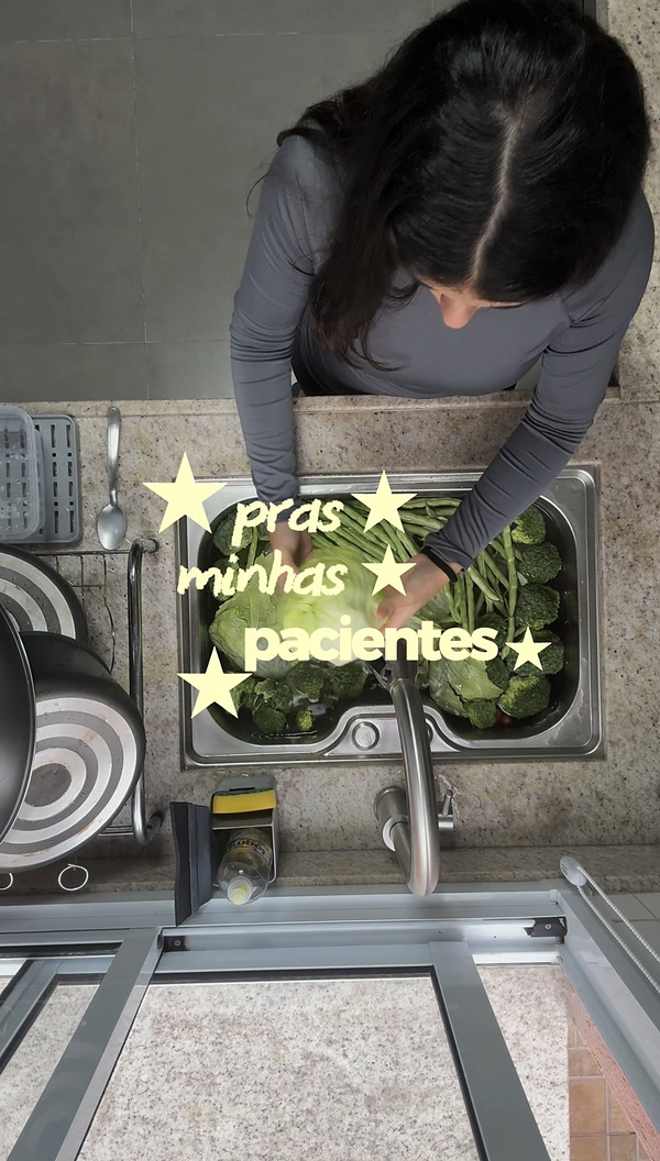 Fernanda Linhares lavando verduras na pia, com o texto “pras minhas pacientes”